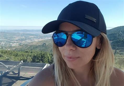 A dada altura, a cantora brincou com o casal, recordando a saída de zé lopes da sic. Mónica Sintra «parece uma porca a caminho do matadouro»