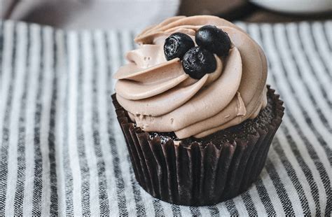 cómo hacer cupcakes de chocolate sencillos y esponjosos receta casera