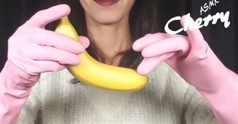 【asmr】banana Rubbing Tapping Eating With Kitchen Gloves 주방 장갑으로 먹는 바나나 문지르 기 台所用ゴム手袋でバナナを食べる｜yo Ko