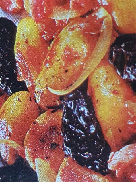 POMMES DE TERRES GRENAILLES AUX PRUNEAUX ET AUX OIGNONS ROUGES