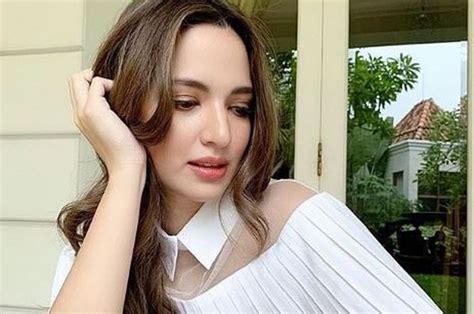 Seluruh hasil penjualan dari semua koleksinya itu akan didonasikan untuk mereka yang terdampak pandemik. Usianya Hampir Kepala 3, Nia Ramadhani Justru Disebut ...