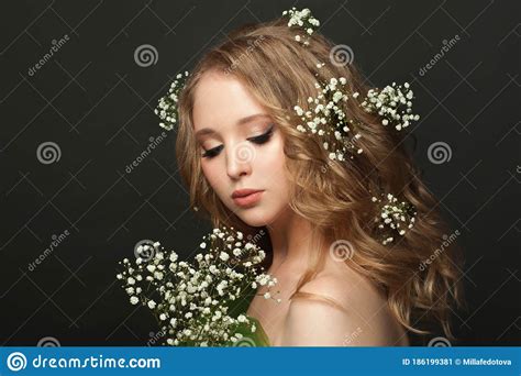 Cara De Joven Mujer Sana Con El Pelo Rubio Largo Y Flores Blancas En