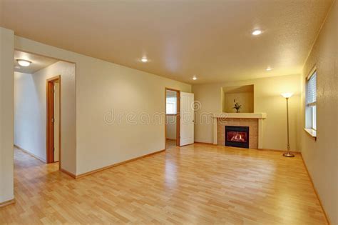 Wer selbst verlegt, kann erhebliche kosten sparen. Kamin Und Neuer Massivholzboden Im Leeren Neuen Haus ...