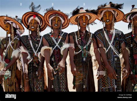 Wodaabe Men Dance At Gerewol Festival Near Ingal Nothern Niger Stock