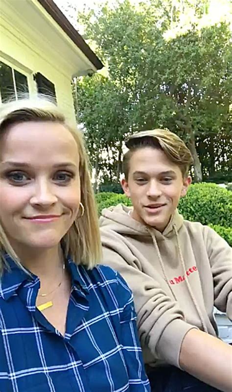 Reese Witherspoons Son Deacon Teaches Her To Make Tiktok Video