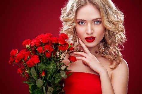 Beautiful Blonde Woman Holding Bouquet Of Red Roses Hd Picture 05 Free Download