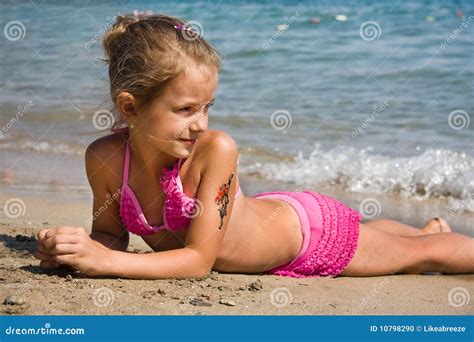 Junges Mädchen am Strand stockfoto Bild von meer sommer