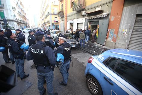 Napoli Spari Tra La Folla Al Vasto La Gente Scappa Terrorizzata