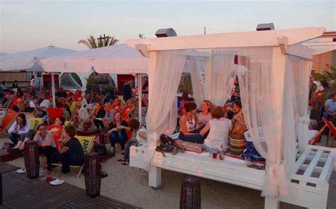 Die höchste strandbar berlins beeindruckt mit ihrer einzigartigen aussicht und entspannter adresse. Berlin Hotspots - Rooftop-Bar Deck 5 PETERSTRAVEL