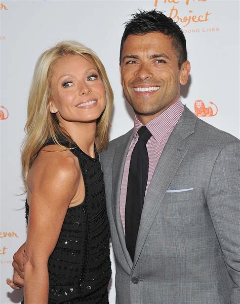 Kelly Ripa Kisses Her Husband Mark Consuelos And Looks Stunning Dressed