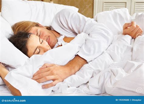 Paare Die Romance Auf Bett Zeigen Stockfoto Bild Von Liebevoll