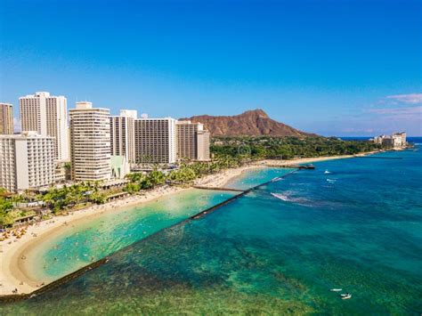 Vista De La Playa De Waikiki Con Los Rascacielos De Honolulu Hawaii