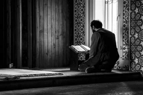 Bacaan Doa Qunut Subuh Pendek Lengkap Dengan Tulisan Arab Dan Latin