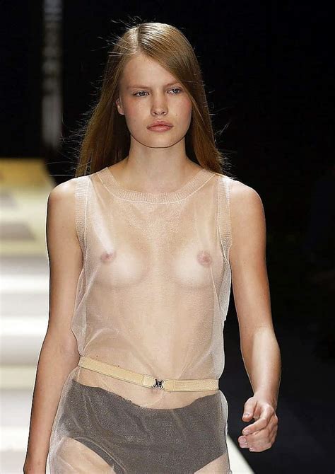 【画像】ファッションショーの巨乳モデル「下着はつけちゃダメなんですか！？」 ⇒ 結果… ポッカキット