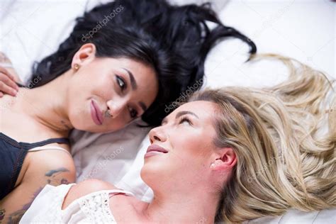 Amantes Lesbianas Sexy Hermosa Por La Mañana En Cama