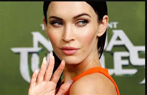 The Weird Truth About Megan Foxs Thumbs Hands And Fingers