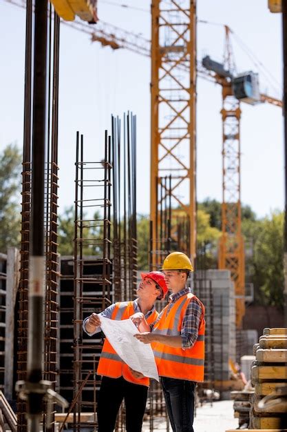 Premium Photo Construction Manager And Engineer Dressed In Orange