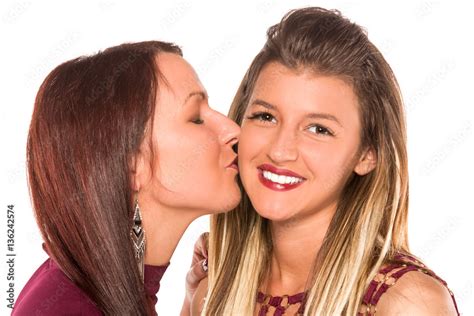 Migration Peer Saft Girls Kissing Each Other Kapit N Bewunderung Topf