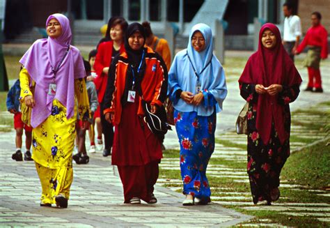 Most malays speak malay at home and attend malay schools, and many of them will end up working in the civil service. Colorful Islamic Malay Women | I'm used to seeing the ...