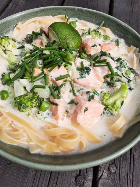 Mors middag Pasta med Laks ørret og kremet saus med gressløk