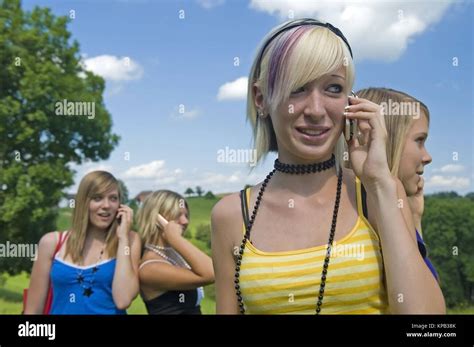 Model Release Jugendliche Maedchen Telefonieren Mit Handies Teenage Girls Using Mobile Phones