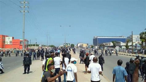 Manifestação Volta às Ruas De Luanda No Dia Do Aniversário Do Mpla