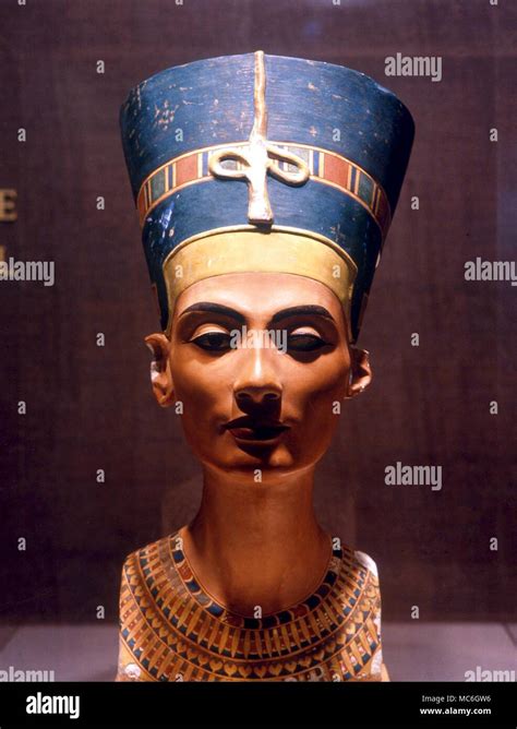 La Mitología Egipcia Busto De Nefertiti Esposa De Amenofis Iv Más