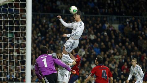 Cuánto salta Cristiano Ronaldo para rematar de cabeza de esta forma