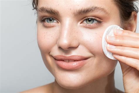 The Best Makeup Removers For All Skin Concerns 2023