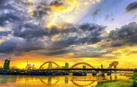 Đà nẵng là điểm đến yêu thích của rất nhiều du khách trong và ngoài nước. Cầu Rồng Đà Nẵng phun lửa khát vọng vươn ra biển lớn ...