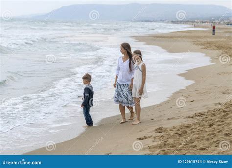 Madre Y Su Hija E Hijo En La Playa Foto De Archivo Imagen De Sunset