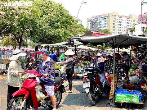 Theo đó, tp.hcm sẽ giãn cách xã hội trên toàn thành phố theo chỉ thị 15, riêng quận gò vấp và phường thạnh lộc (quận 12) theo chỉ thị 16. Ngày đầu cách ly toàn xã hội: Phố phường TP.HCM vẫn nhộn ...