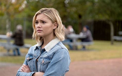 A small texas town when a beautiful popular teen, kate, is abducted and, seemingly unrelated, a girl, jeanette, goes from being a sweet, awkward outlier to the most popular. 'Cruel Summer', série estrelada por Olivia Holt, bate ...