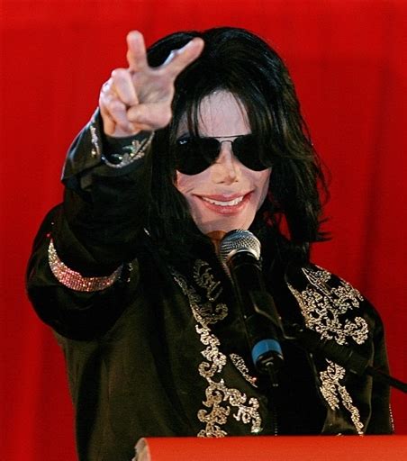 图文：迈克尔杰克逊宣布复出 杰克逊比出v字影音娱乐新浪网