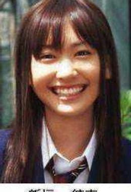 なんとなくそれっぽいですが、 よく見ると耳の位置がバラバラ、頭部も首も安定していません。 いろいろなピースが欠けているので、 角度を変えた時にデッサン狂ってしまうわけです。 ではこれを回避するために、頭部の構造をしっかりとおさらいしていきます。 新垣結衣の成長がナチュラルすぎるww