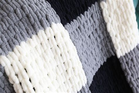 Make a gorgeous finger knit blanket with loop yarn {this is so easy ...