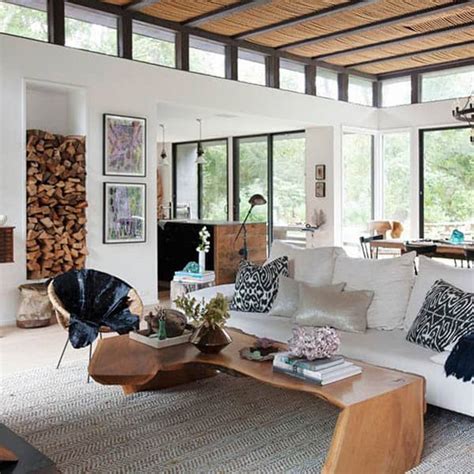 Light blues and greys throughout the interior creates a calm beach style atmosphere featured with spacious master suite and the centralised main living area and relax room, enhanced by raised ceilings and. A modern-rustic beach house in The Hamptons