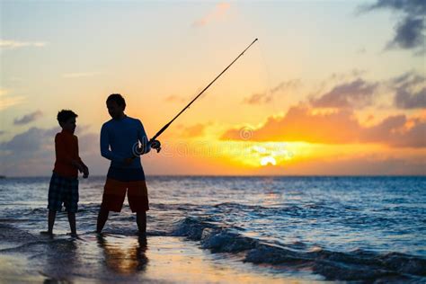 Padre E Hijo En La Pesca De La Playa Fotos De Stock Fotos Libres De
