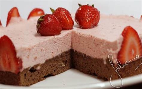 Uma torta primorosa, que mistura o sabor do cajá com o chocolate branco. Torta Mousse de Frutillas | Recetas de Johanna Prato