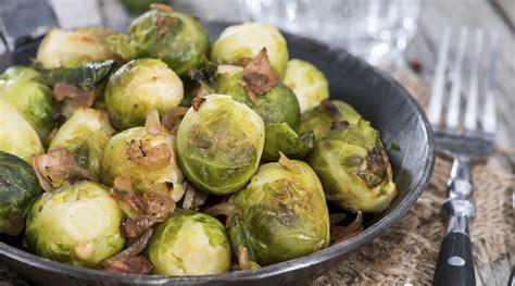 L'arrosto in salsa con contorno di cavolini di bruxelles è un secondo piatto caldo e speziato, tipico del periodo autunnale e invernale. Come cucinare i cavolini di Bruxelles