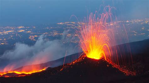 Las Continuas Erupciones Del Volcán Etna En Italia Active Volcano