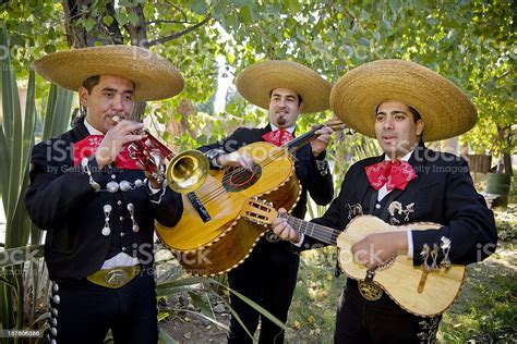 La mas hermosa musica instrumental mexicana. Romantic Mariachi Band Stock Photo - Download Image Now ...