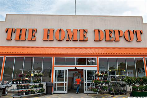Why Home Depot Hd Is One Of The Only Big Retailers Thats Succeeding