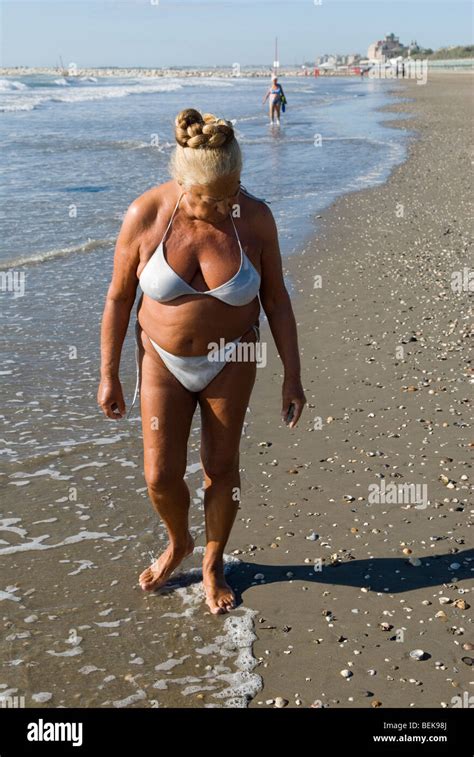 Donna Anziana In Bikini Immagini E Fotografie Stock Ad Alta Risoluzione Alamy