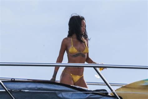 Ego Rihanna Fotografa De Biquíni Durante Passeio De Iate No Rio Notícias De Biquíni