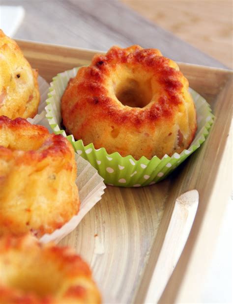 Herzhafte Mini -Parmesan- Schinken -Gugel