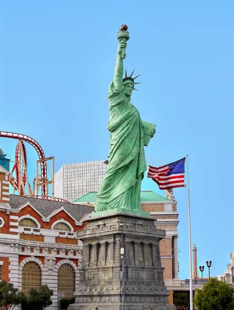 Das buchstabenrätsel als gedächtnistraining für ihre senioren. Statuen-Freiheit, USA-Flagge, New- Yorkhotel-Kasino, Las ...