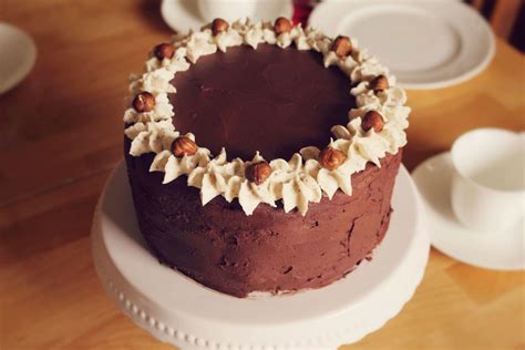 Schoko-Nuss-Torte | Schoko biskuit, Kuchen ideen, Lebensmittel essen