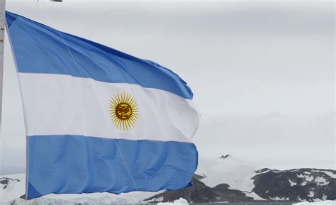 La definición tradicional coincide con la definición política, en la cual la antártida comprende los territorios hace muy poco científicos rusos han hallado dos muestras de meteoritos en la antártida. Se cumplen 112 años de permanencia ininterrumpida de la ...