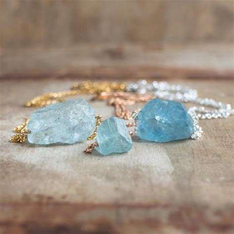 Iedere edelsteen heeft zijn eigen unieke kristalgroei en iedere edelsteen. aquamarijn-edelstenen-beads&basics